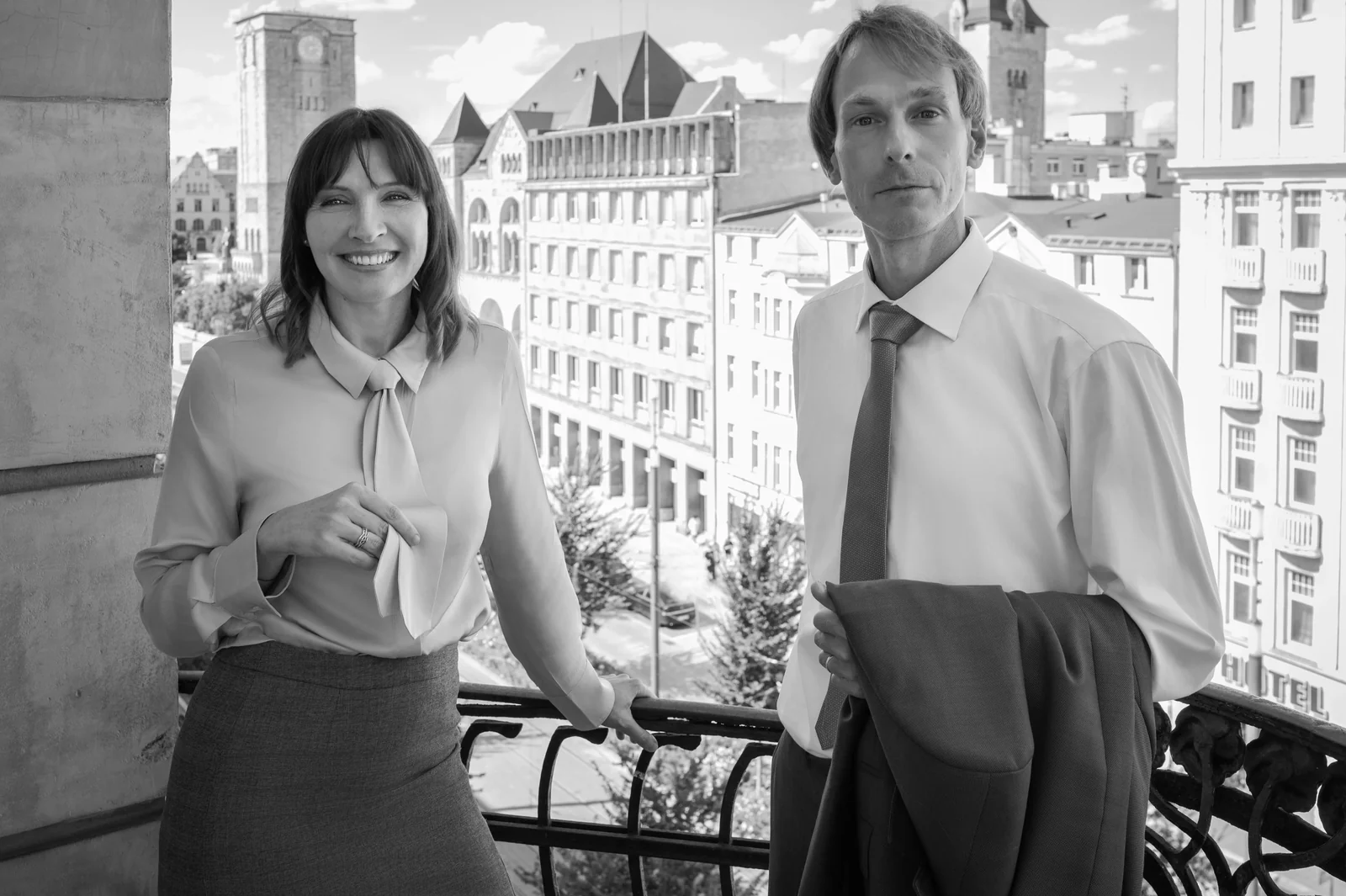Anna Walkowiak i Tytus Jęcz na tle poznańskiej architektury